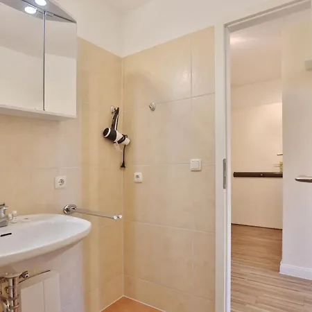 Bergstrasse 62 Bergstrasse 62 9 *