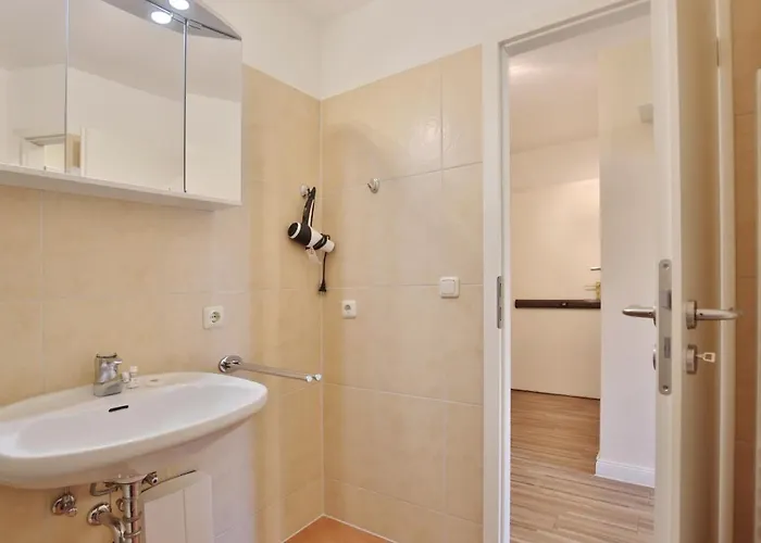 Bergstrasse 62 Bergstrasse 62 9 *